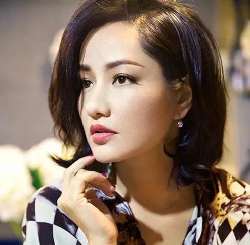 李亚鹏出事了！在街头大秀恩爱的女友，知道他欠债4000万吗？