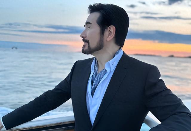 费翔和刘晓庆都没孩子 晚年风光无限 丁克到最后依旧毫不后悔