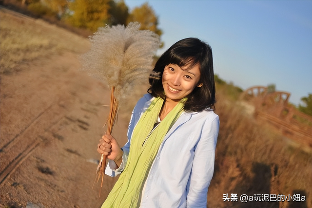从央视消失,被誉为“董卿接班人”的李七月,如今走上了另一条路
