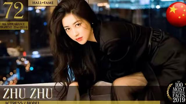 37岁朱珠开敞篷车晒美照,半拉衣袖露出香肩,手上鸽子蛋钻戒真抢眼