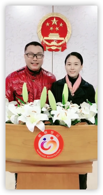 尹相杰妻子庆结婚一周年,公开唯美婚纱照,连换4套礼服身姿婀娜