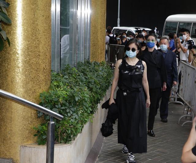 美人迟暮!65岁林青霞现身赌王葬礼,皮肤松弛又生白发,尽显老态