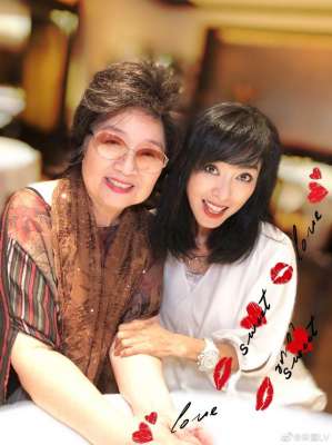 徐小凤多少岁(70岁徐小凤与64岁米雪罕见同框 双手比心笑容灿烂)