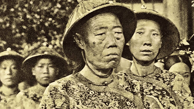 侵华日军残酷暴行，女子为活命脱下衣服让日本人拍摄，侮辱至死
