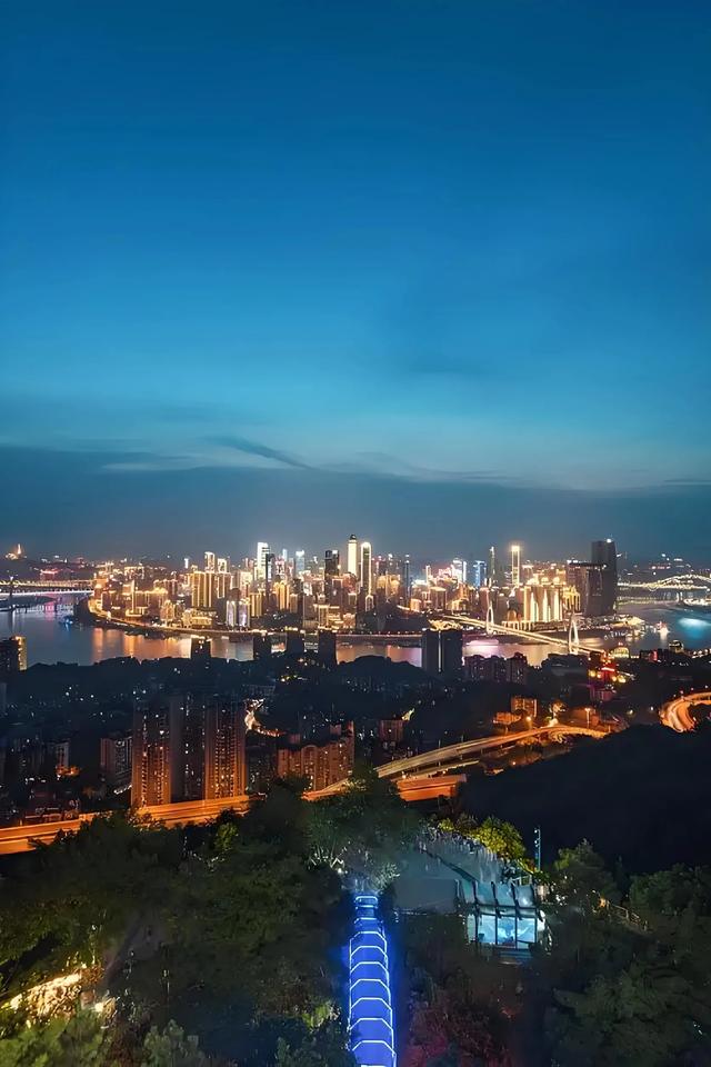 山城打卡指南:全网热推,解锁8D魔幻都市!重庆