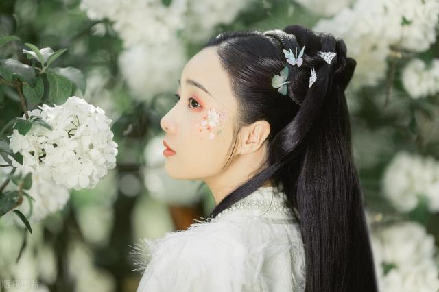 唐诗中难得一见的绝美名字，潇洒飘逸、出尘脱俗，念来唇齿留香