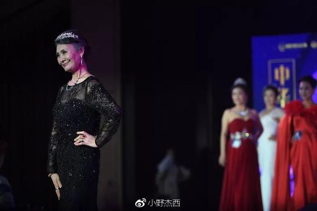 两个中国“神仙奶奶”穿旗袍游巴黎,意外走红网络:老了,也要优雅成一道风景线