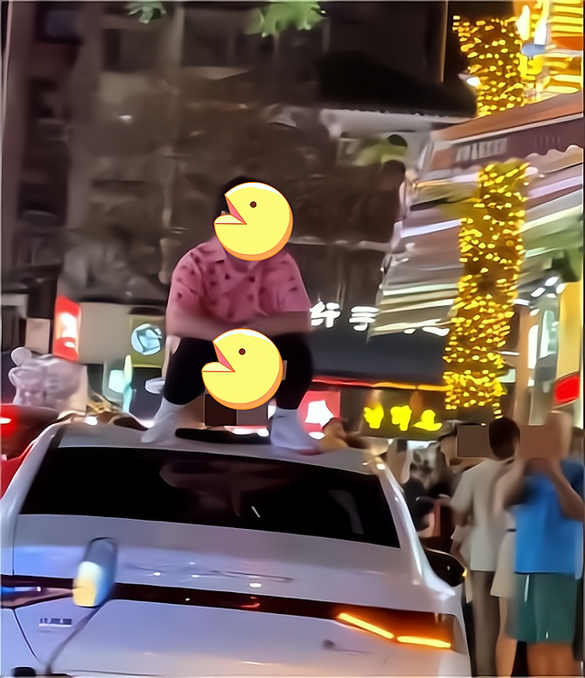 广西桂林女子车顶脱裤撒尿辣眼睛!