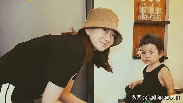 王阳一家三口逛街,高斯脸上皱纹明显,全职带娃状态不如老公年轻