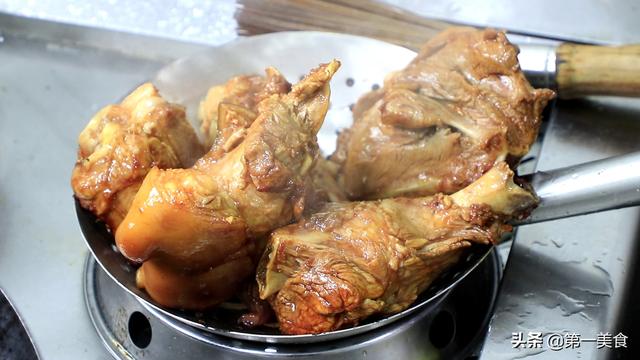 厨师长做一道酱大骨,详细讲解酱料的配比,两分钟让你参悟做法