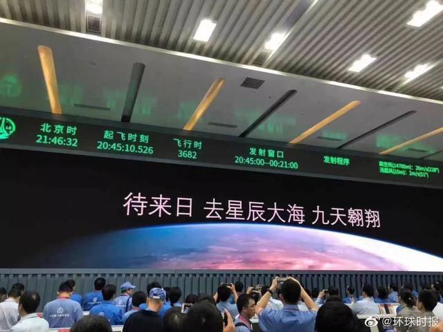 笑着笑着就哭了！“胖五”上天后的这几个瞬间，太扎心了