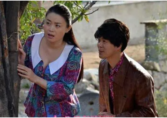 被赵本山捧了17年，38岁依然单身，“杨晓燕”关婷娜后悔了吗？