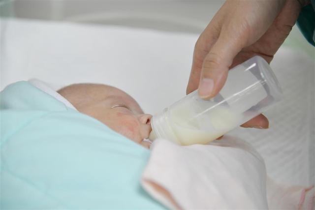 这群医护当起“临时爸妈”,带着“巴掌宝宝”90天闯关创下生命奇迹