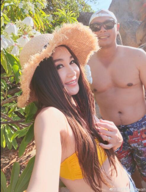 55岁温碧霞美出天际,穿泳装性感如苏妲己,和富商丈夫秀恩爱
