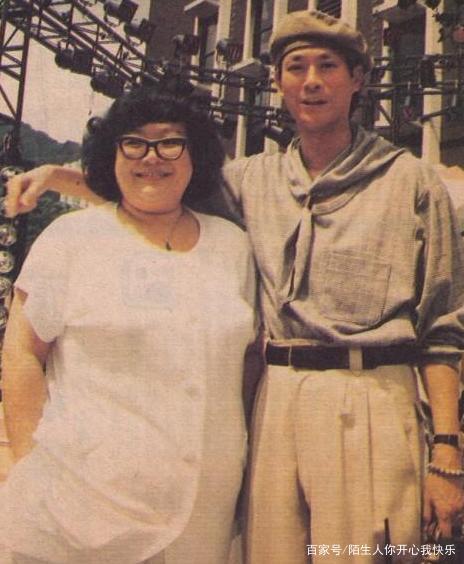 74岁郑少秋落魄走商演,太卖力表情变僵硬,靠二婚妻子红极一时