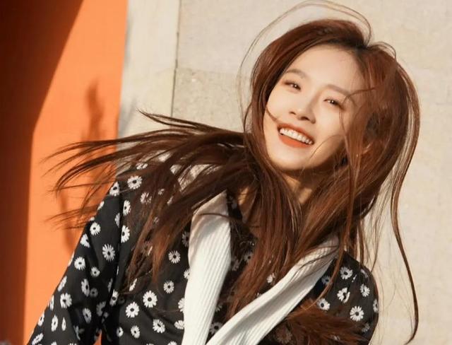 曾参加过快乐女声，与邢昭林火热，小火之后再次出演女主