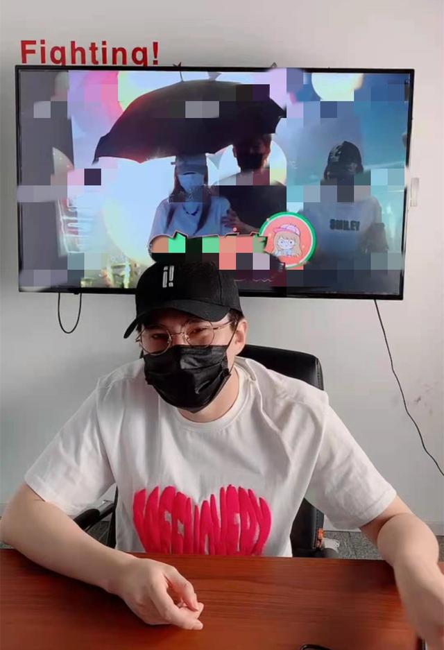 周扬青疑曝新恋情,与男子雨中依偎,对方开800万豪车不输罗志祥