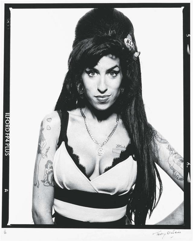 披头士，碧姬·芭铎，艾米·怀恩豪斯……这位拍遍顶级明星的老头离开了