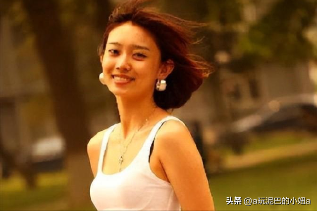 从央视消失,被誉为“董卿接班人”的李七月,如今走上了另一条路