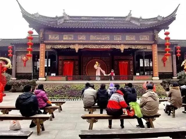 我家曾有个戏台子，靠对外租赁贴补家用
