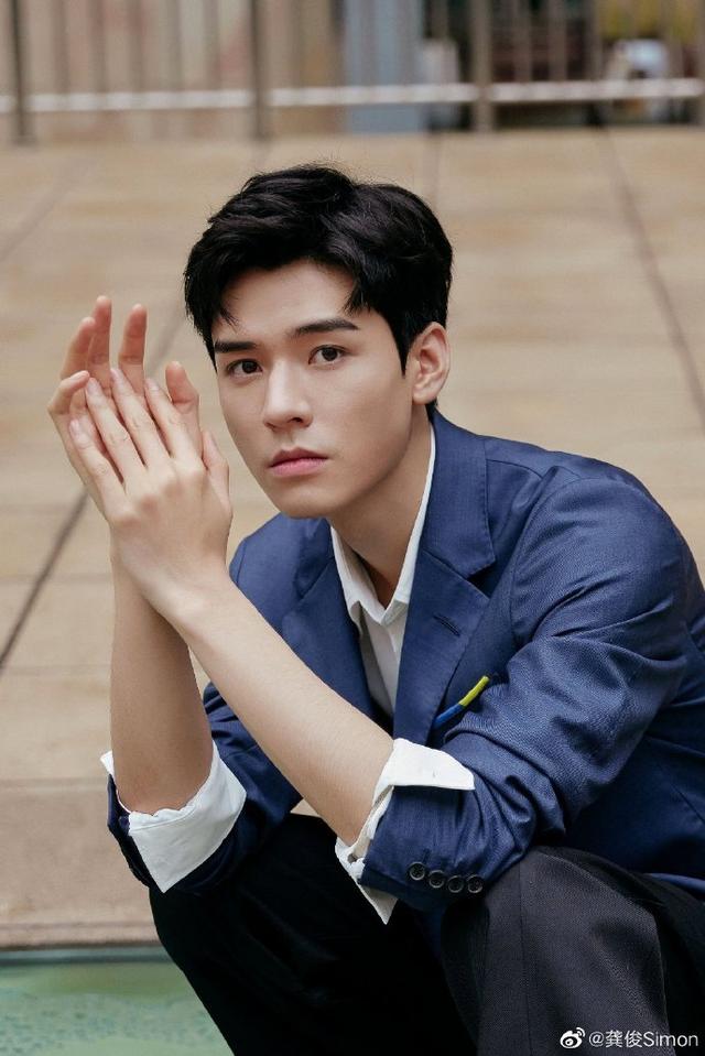 龚俊雨中撑伞氛围感大片 帅气十足