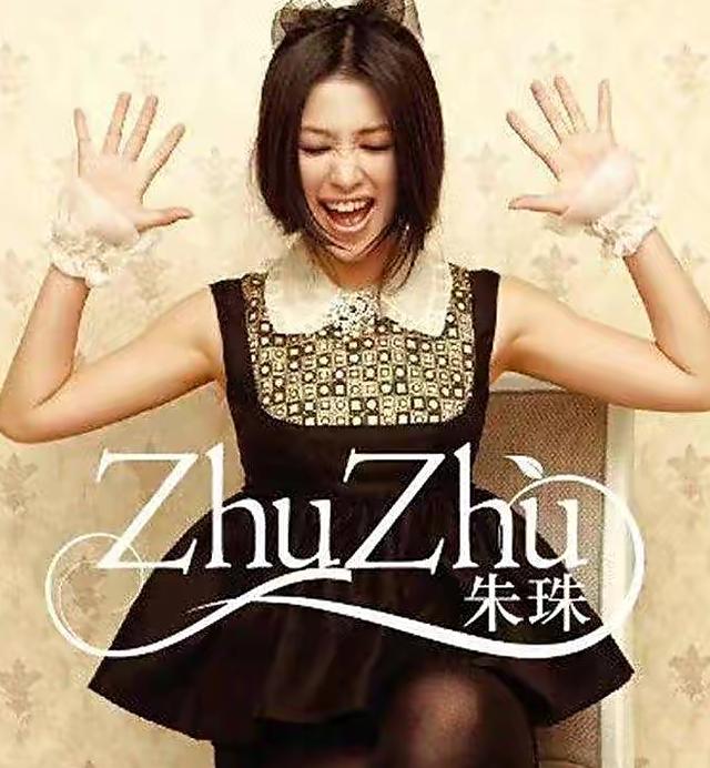 37岁朱珠开敞篷车晒美照,半拉衣袖露出香肩,手上鸽子蛋钻戒真抢眼