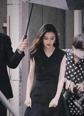 baby多大了(32岁baby生图惊艳,包裹严实难掩好身材,获专人撑伞明星味足)