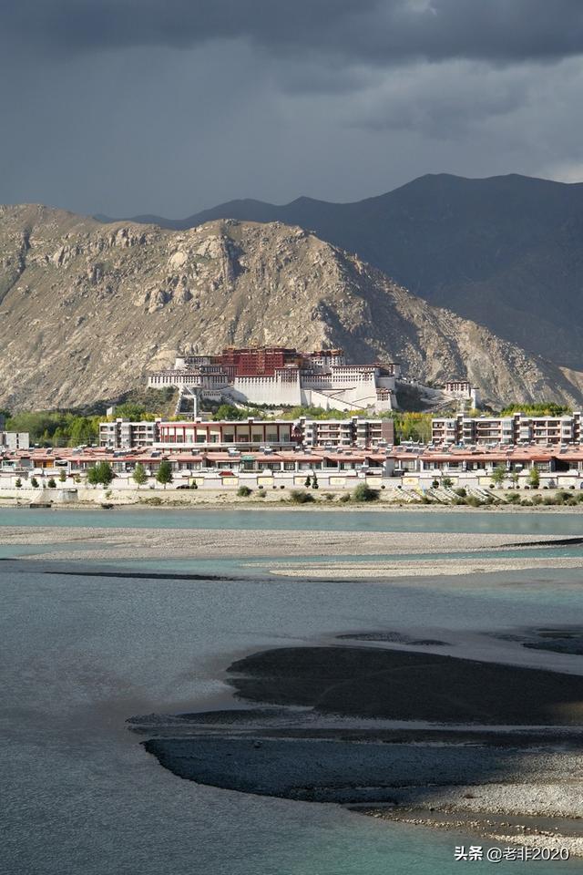 拉萨色拉寺的小扎巴伤心地说：我要被铁棒喇嘛罚去背石头了