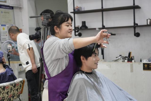 大湖之南丨从一人火到一城热,“晓华”的泼天流量怎么接?