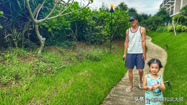 王阳一家三口逛街,高斯脸上皱纹明显,全职带娃状态不如老公年轻