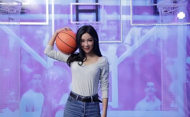 2016年,NBA美女主播周玲安与53岁美国富豪结婚,婚后屡屡传婚变