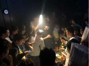 王思聪生日(王思聪三亚庆32岁生日,40多位网红齐聚,保安开路护送排场大)