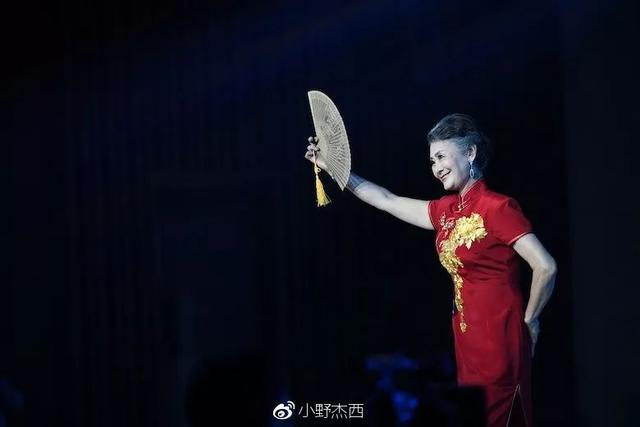 两个中国“神仙奶奶”穿旗袍游巴黎,意外走红网络:老了,也要优雅成一道风景线