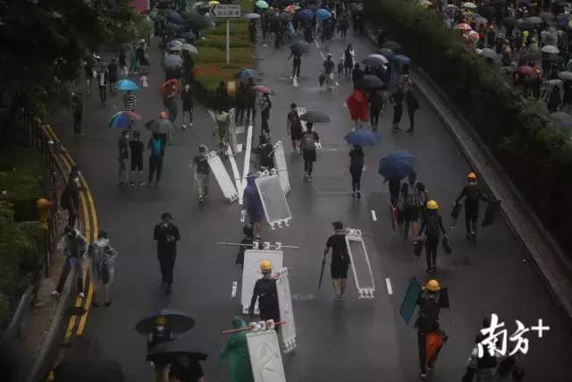 港警鸣枪示警！出动水炮车！直击香港荃湾暴乱