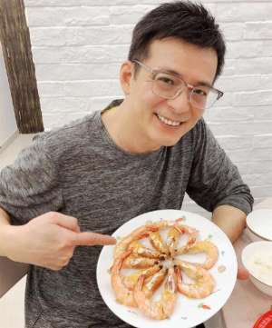 家妇(58岁黄日华全家照，为老婆退圈做家庭妇男，29岁女儿美丽动人)