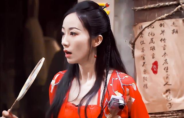 出生名门,嫁大18岁的富豪,出道20多年,韩雪如果不装,早就红了