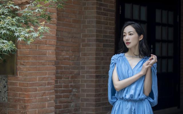 出生名门,嫁大18岁的富豪,出道20多年,韩雪如果不装,早就红了