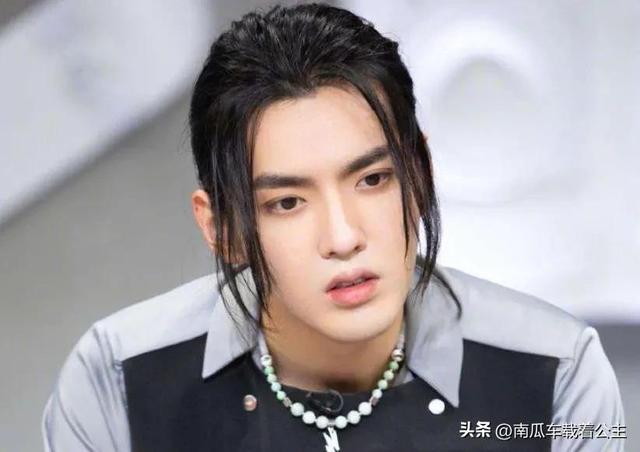 看吴亦凡曾经留长发,还戴珍珠项链和珍珠吊坠,估计有人看了想打