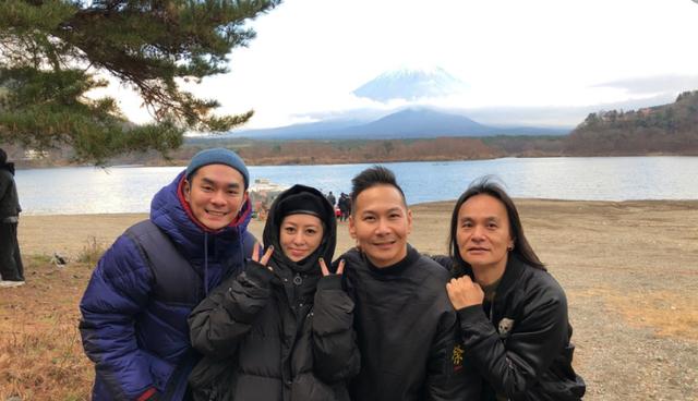 周杰伦谢霆锋东京合体，两大天王40岁不见老，富士山下扮酷合影