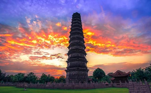 开封古塔传奇：铁塔与繁塔的千年对话，谁才是历史的真正高峰？