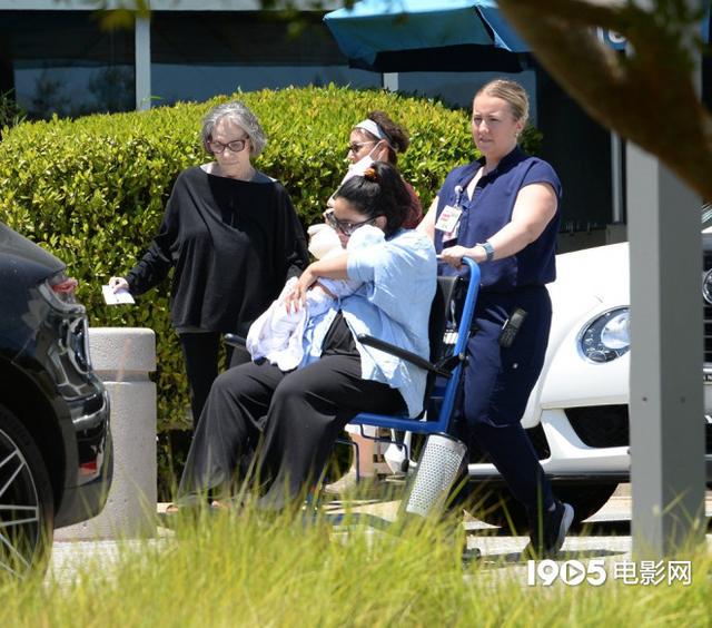 《歌舞青春》凡妮莎·哈金斯当妈 被拍离开医院!