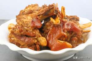 东北酱大骨的做法(厨师长做一道酱大骨，详细讲解酱料的配比，两分钟让你参悟做法)