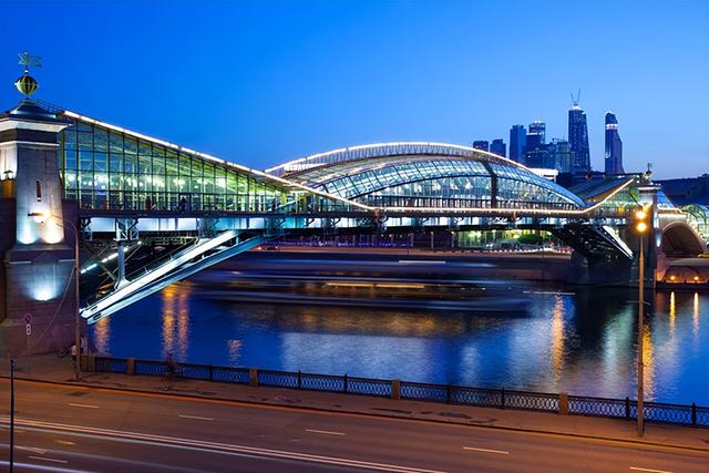 on fire和on the fire用法辨析