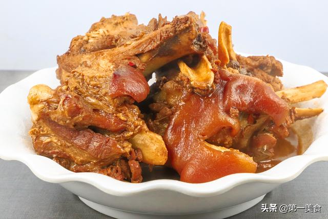 厨师长做一道酱大骨,详细讲解酱料的配比,两分钟让你参悟做法