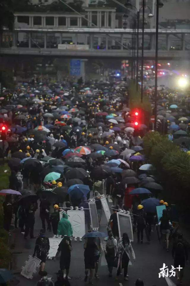港警鸣枪示警！出动水炮车！直击香港荃湾暴乱