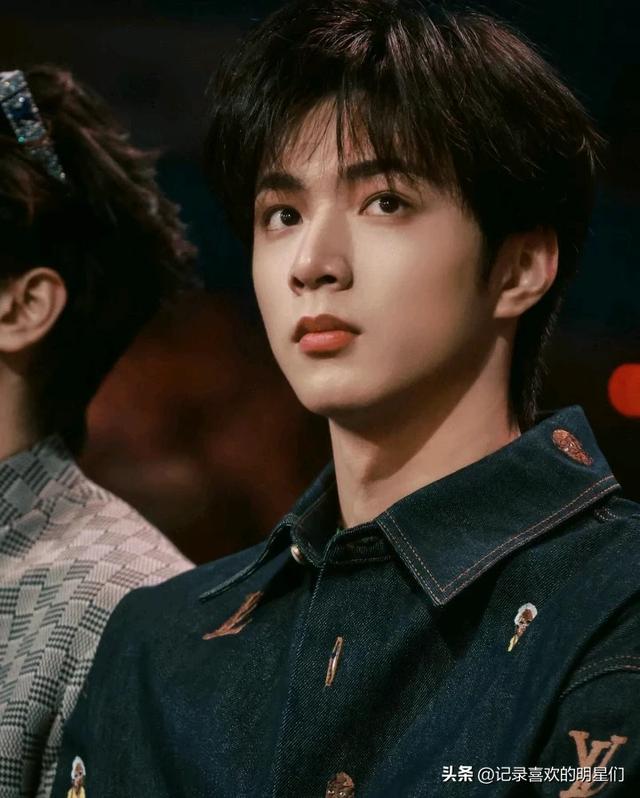 时代少年团里的刘耀文阳光帅气迷人十足哦！