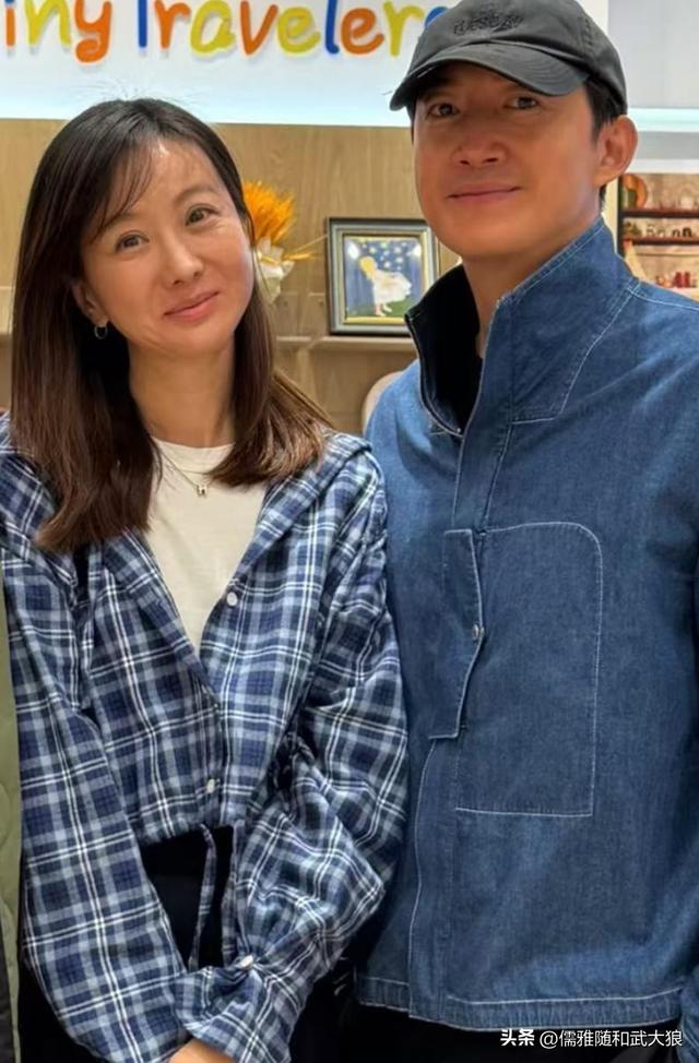 王阳一家三口逛街,高斯脸上皱纹明显,全职带娃状态不如老公年轻