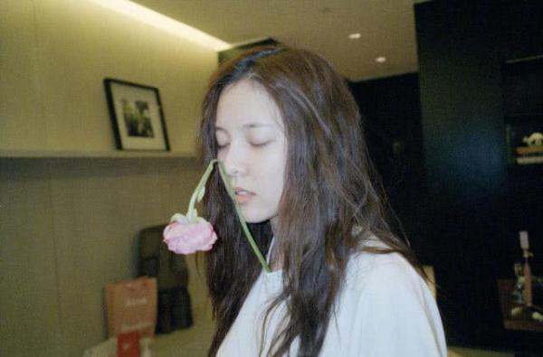 宋妍霏晒辣手摧花照，脸上就差写生无可恋，不过花好像是太无辜