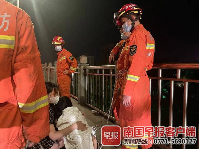 钦州一女子轻生,跳桥瞬间,3名女学生将她死死拽住