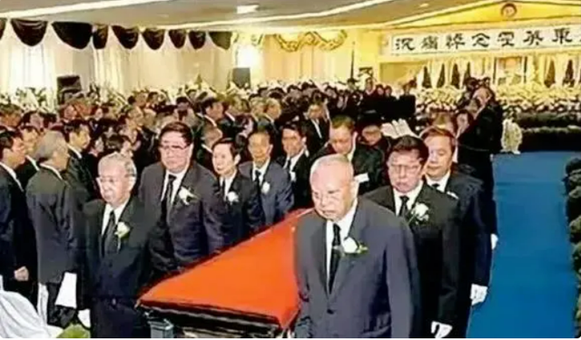 2006年霍英东去世:葬礼上国旗加身,李嘉诚到场,何鸿燊亲自扶灵